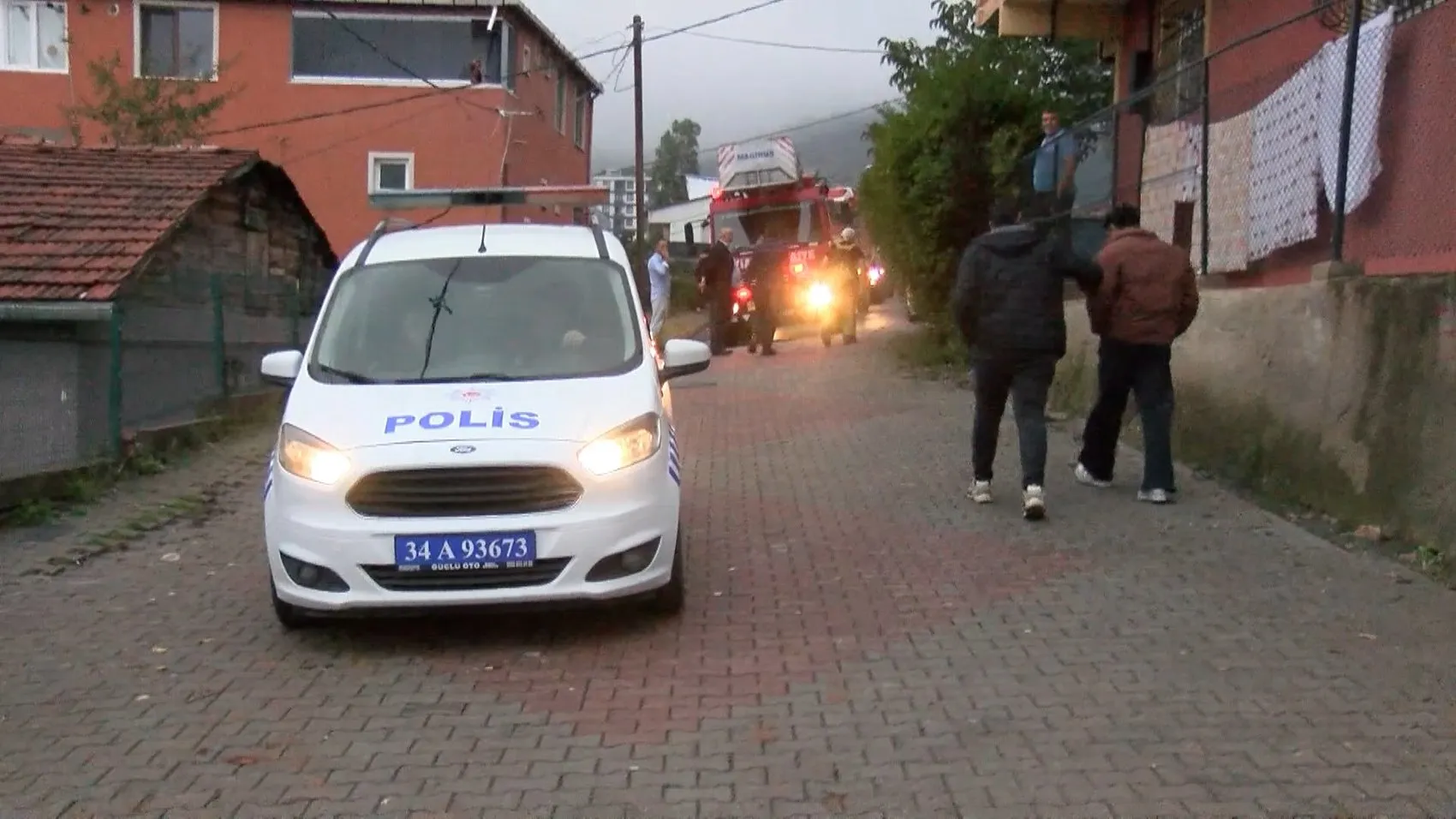 Sultanbeyli'de korku dolu anlar: Çamur deryasına dönen inşaat alanında anne ve çocuğu mahsur kaldı