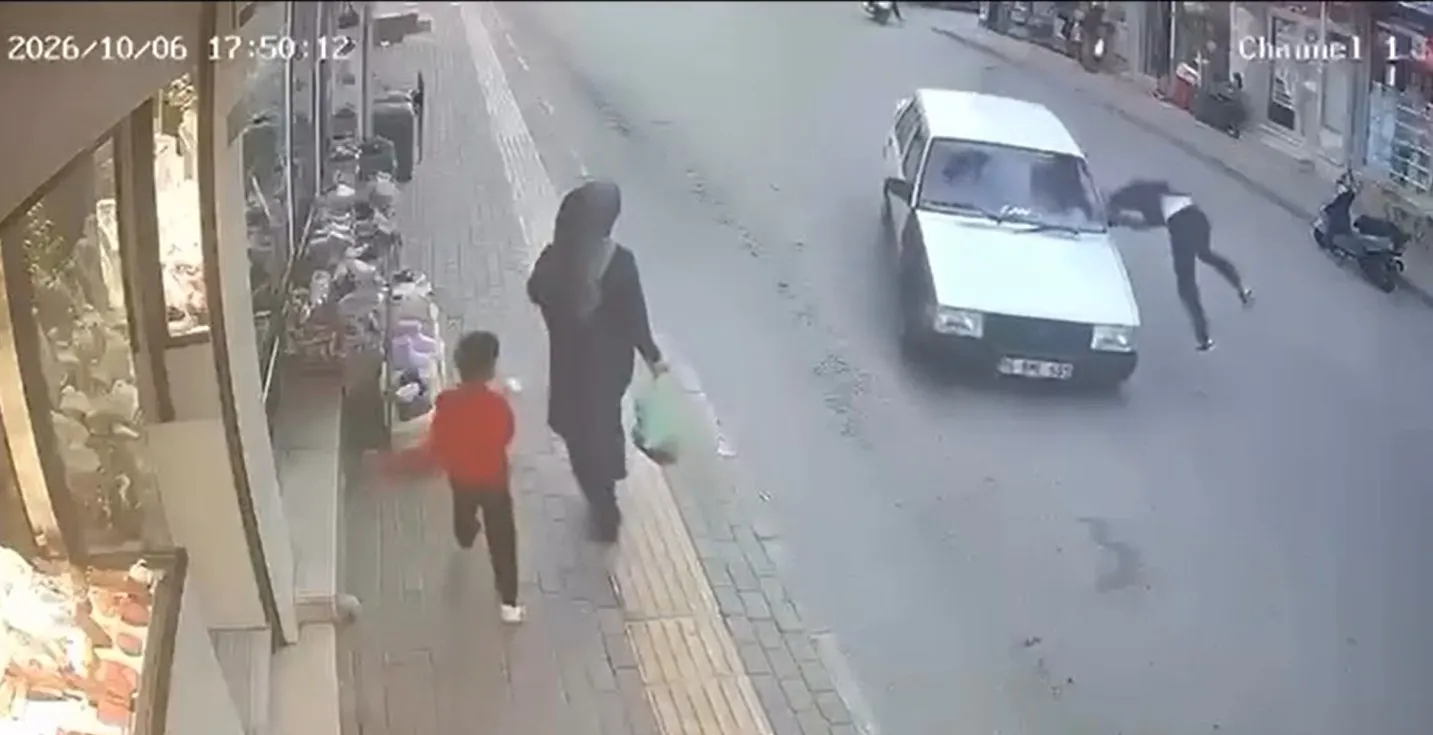 Saniyelerle gelen mucize: Otomobilin altında kalmamak için aynaya tutundu