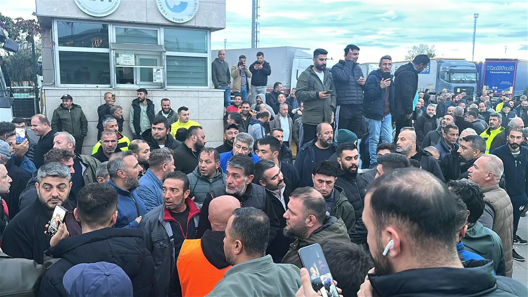 Direksiyon başında vize engeli: Uluslararası nakliyeciler sınırda kontak kapattı