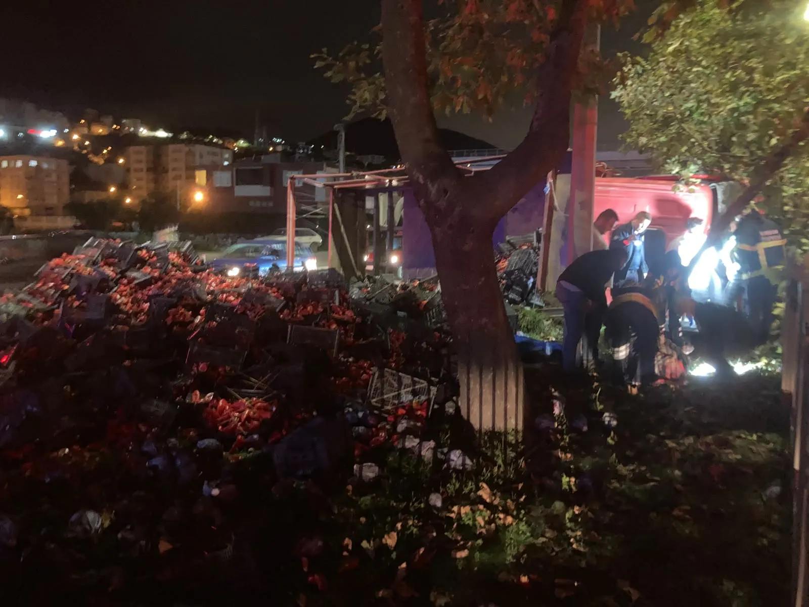 Samsun'da gece yarısı dehşeti: Biber yüklü kamyon devrildi