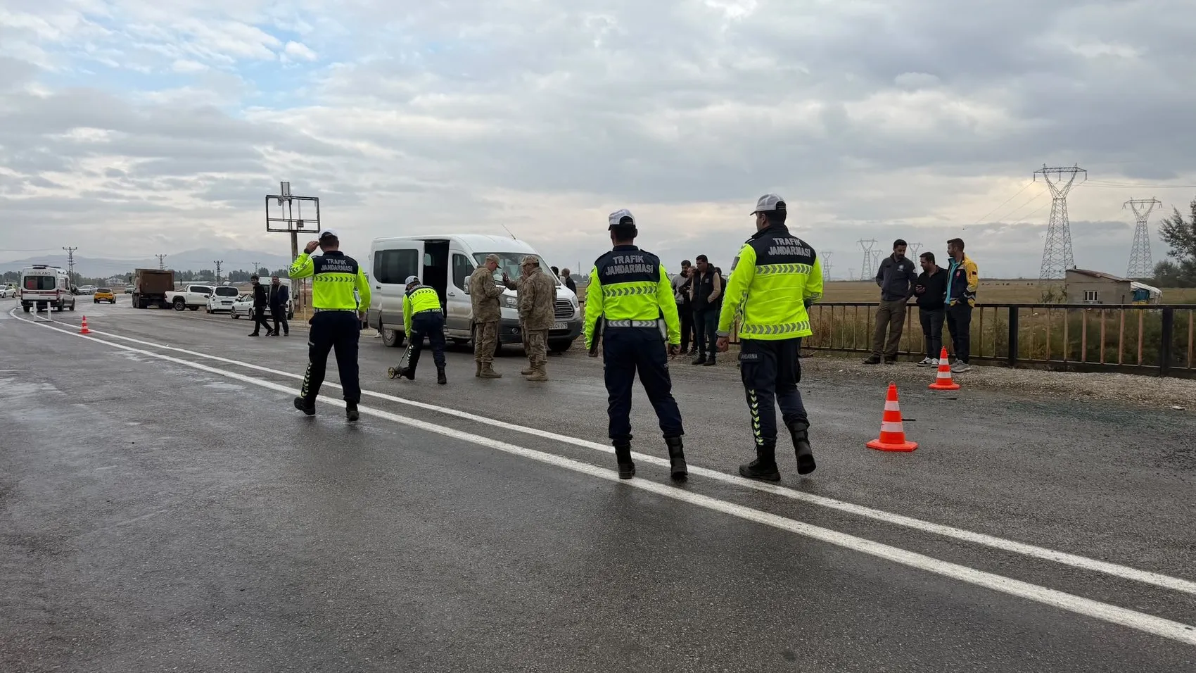 Yüksekova'da okul yolu kabusa döndü: Servis kazasında 12 öğrenci yaralandı