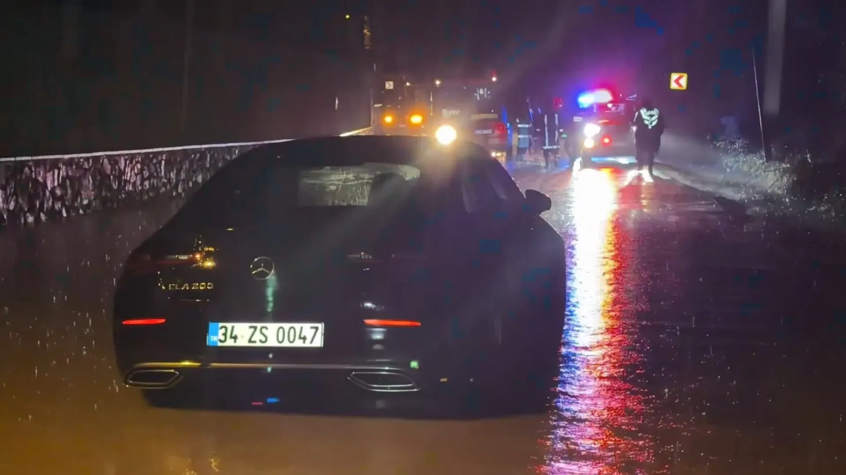 Şile'de aniden bastıran sağanak kabusa dönüştü: Otomobilde mahsur kalanlar için seferberlik