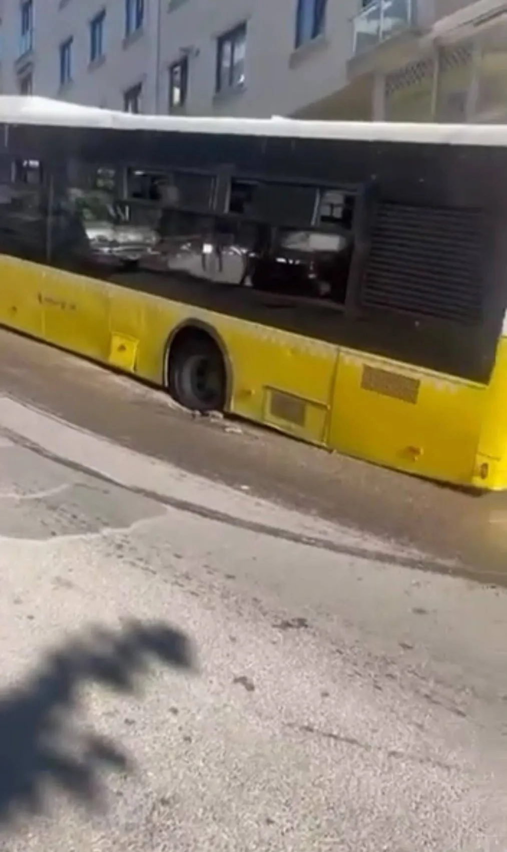 Maltepe'de yolun altı boşaldı: İETT otobüsü devasa çukura saplandı