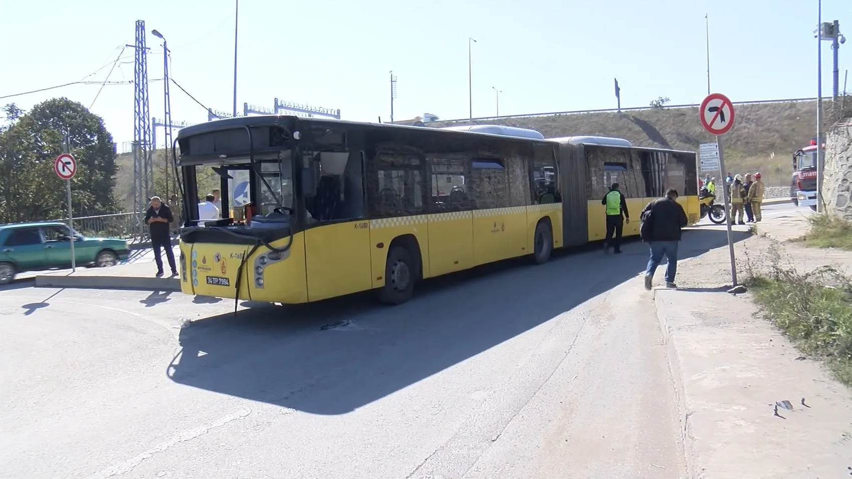 Sultangazi'de dehşet anları: Yokuş aşağı kontrolden çıkan İETT otobüsü duvara çarptı