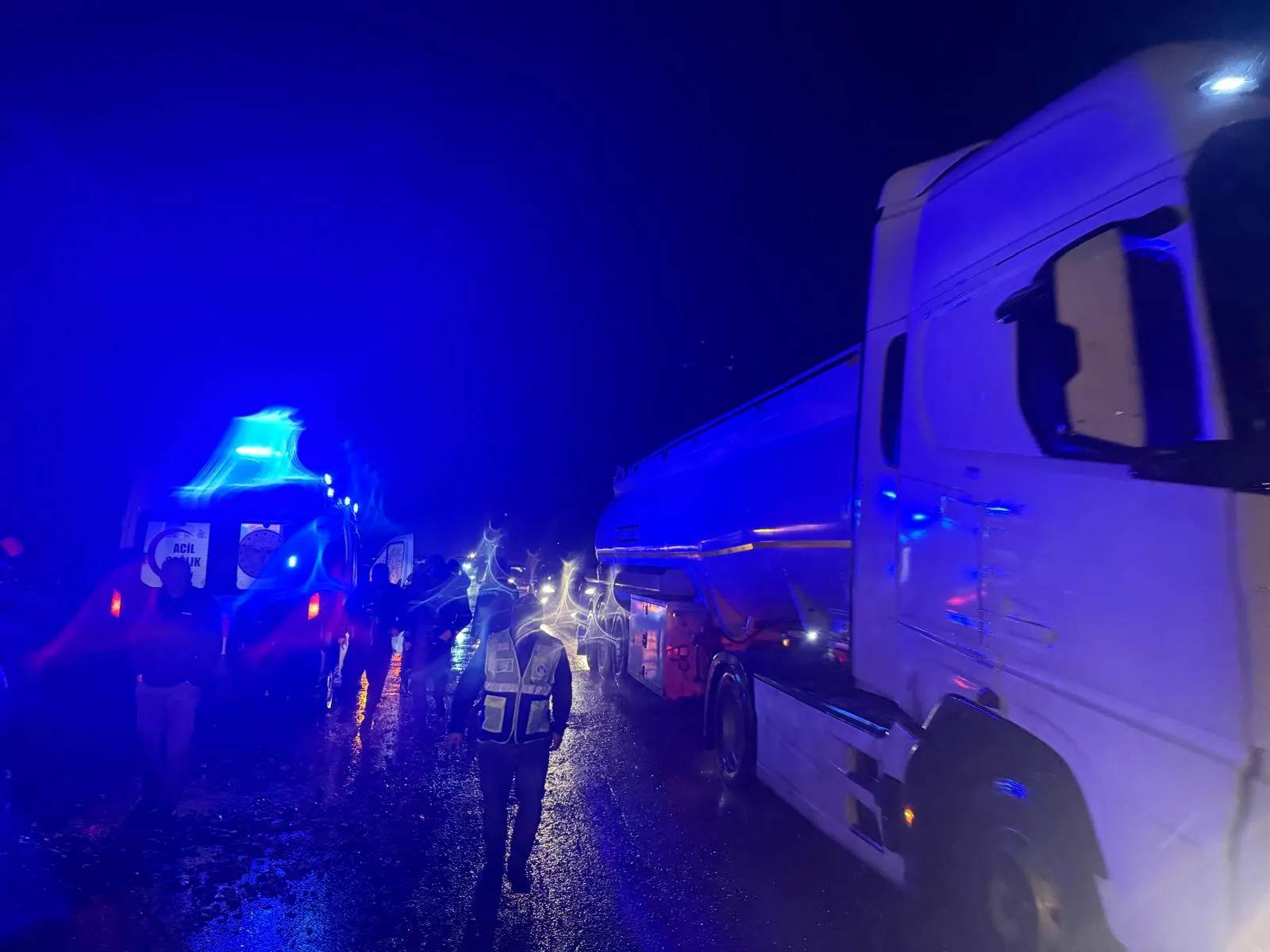 Akyazı'da sel felaketine müdahale yolunda kaza: 4 yaralı