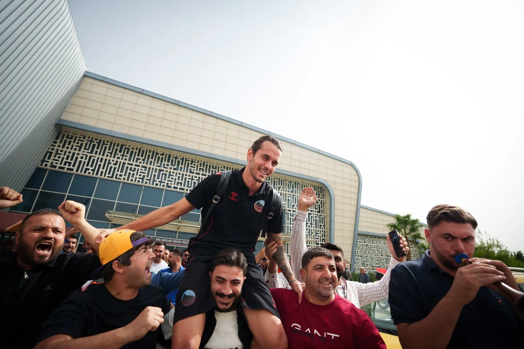 Mardin'de tarihi zaferin yankıları: Havalimanında şampiyonluk havası estirdiler