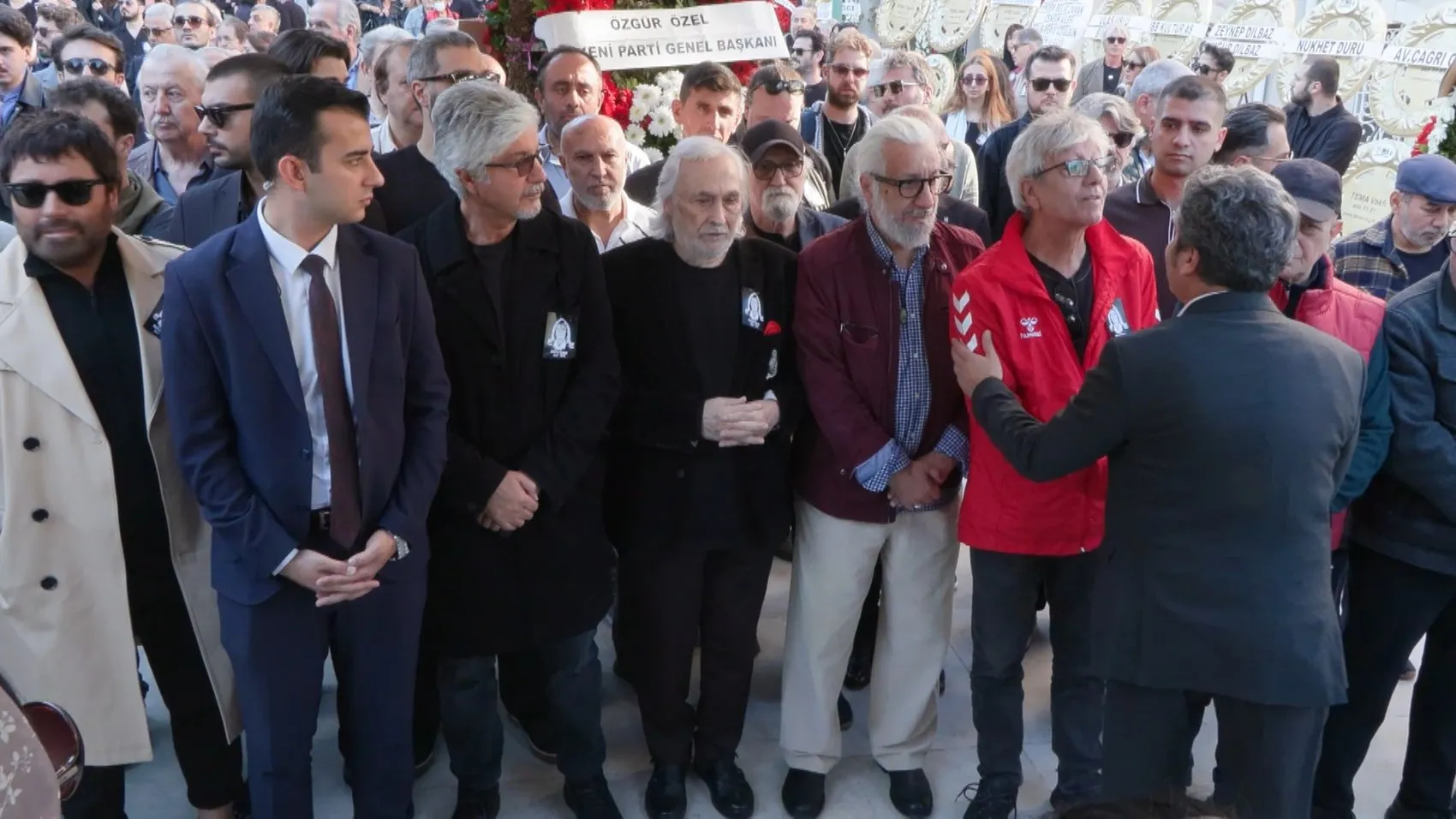 Tiyatro dünyasının koca çınarı Necla Uygur, hayat arkadaşına kavuştu