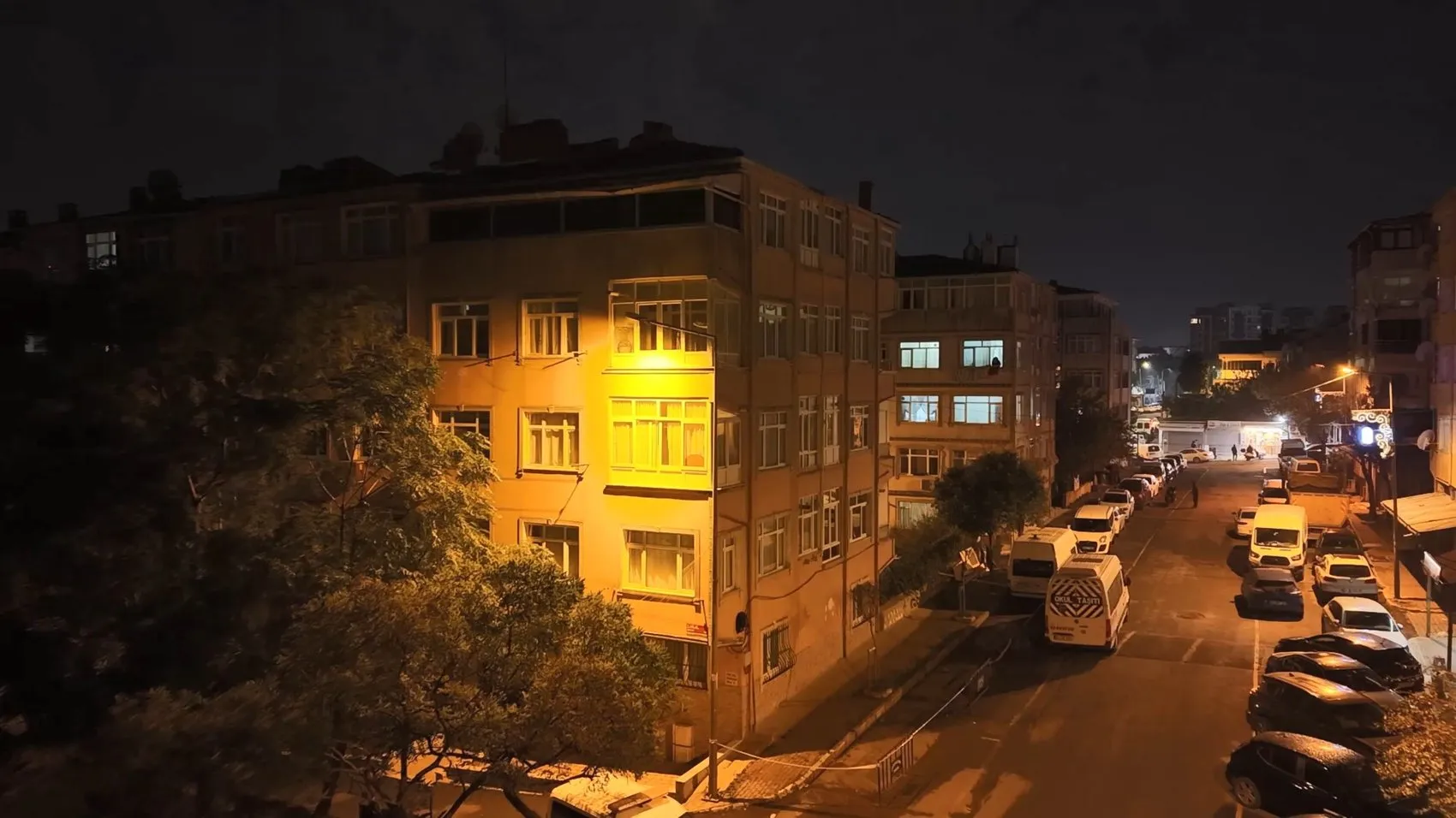 Eyüpsultan'da korku dolu anlar: Kolonlardan gelen sesler binayı boşalttırdı