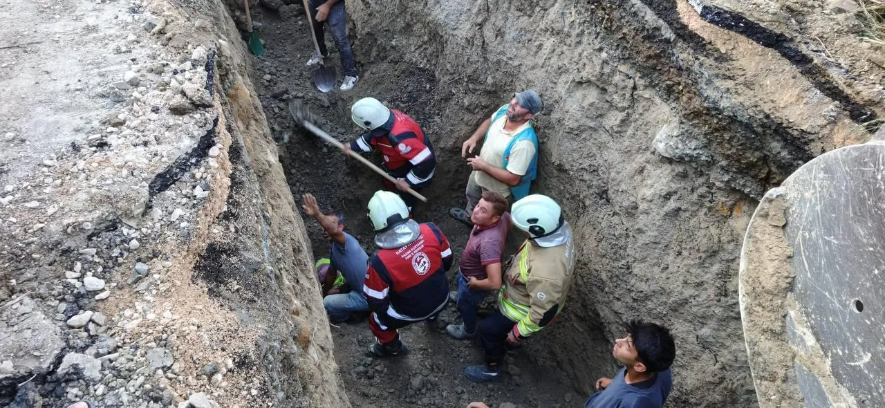 Arsuz'da korku dolu anlar: Toprak altında kalan işçi için zamana karşı yarış