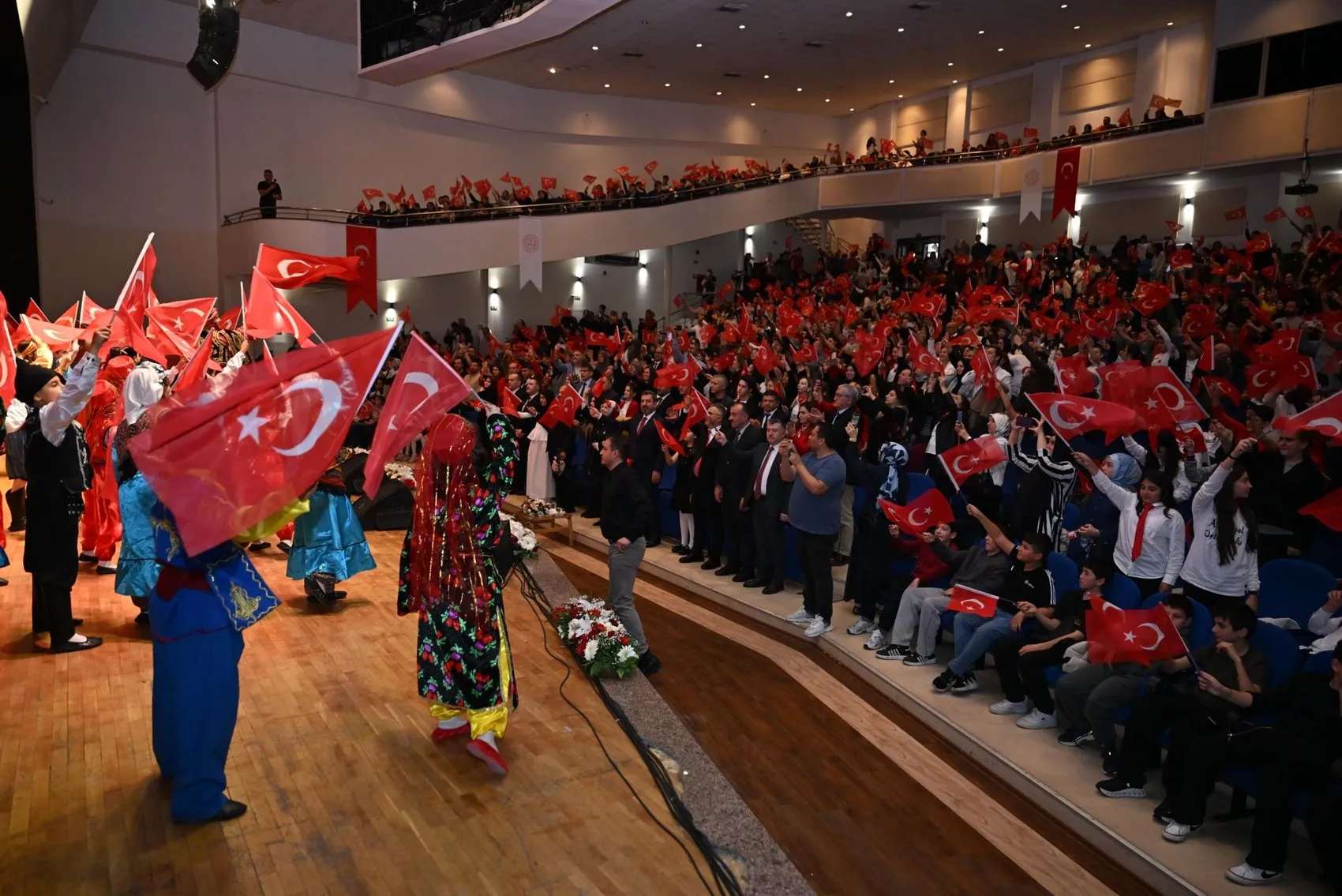 Genç kalemler ve fırçalar Cumhuriyet coşkusunu Ankara'da zirveye taşıdı