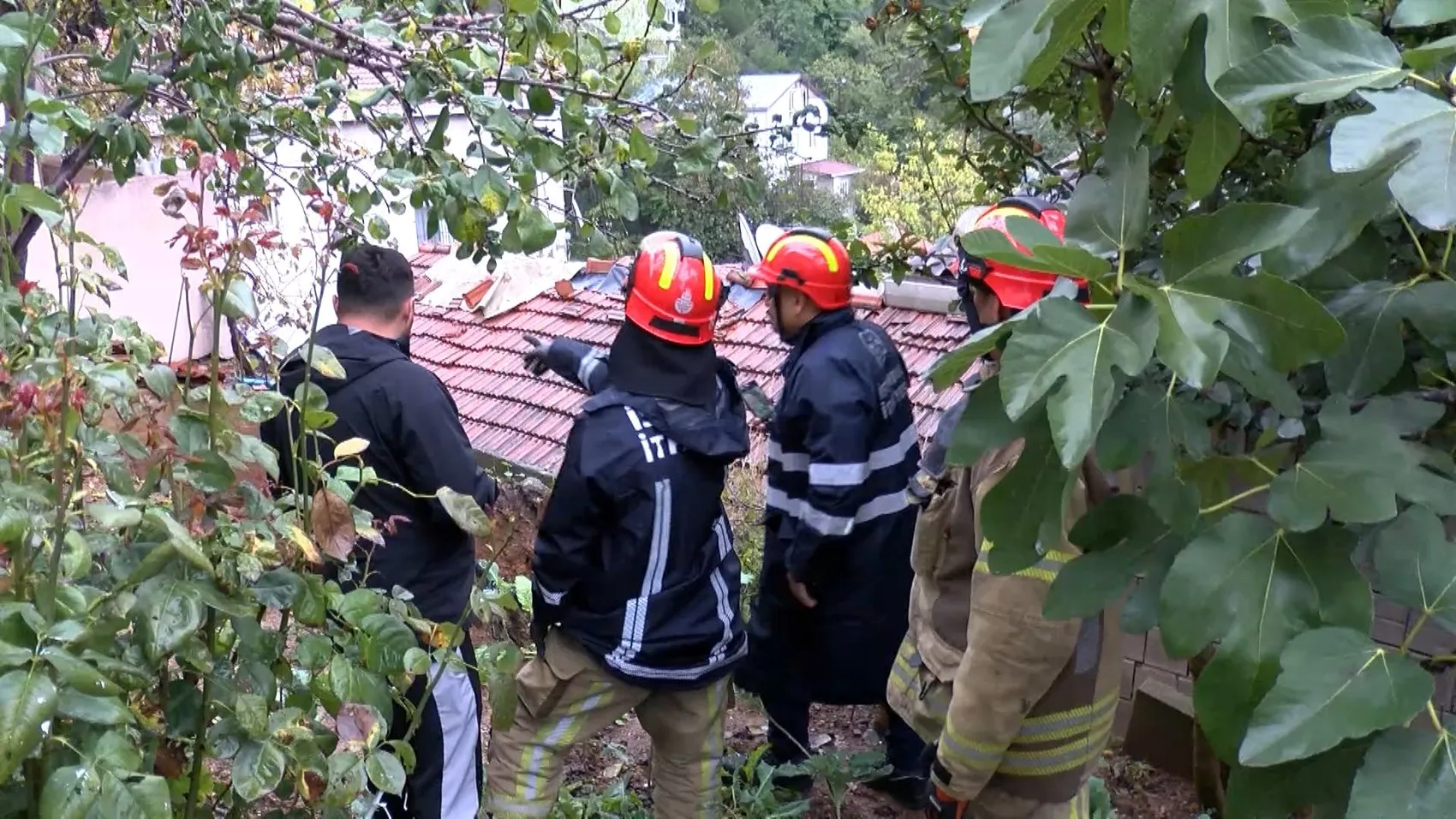 Beykoz'da korku dolu anlar: Yağışla birlikte zemin ayaklarının altından kaydı
