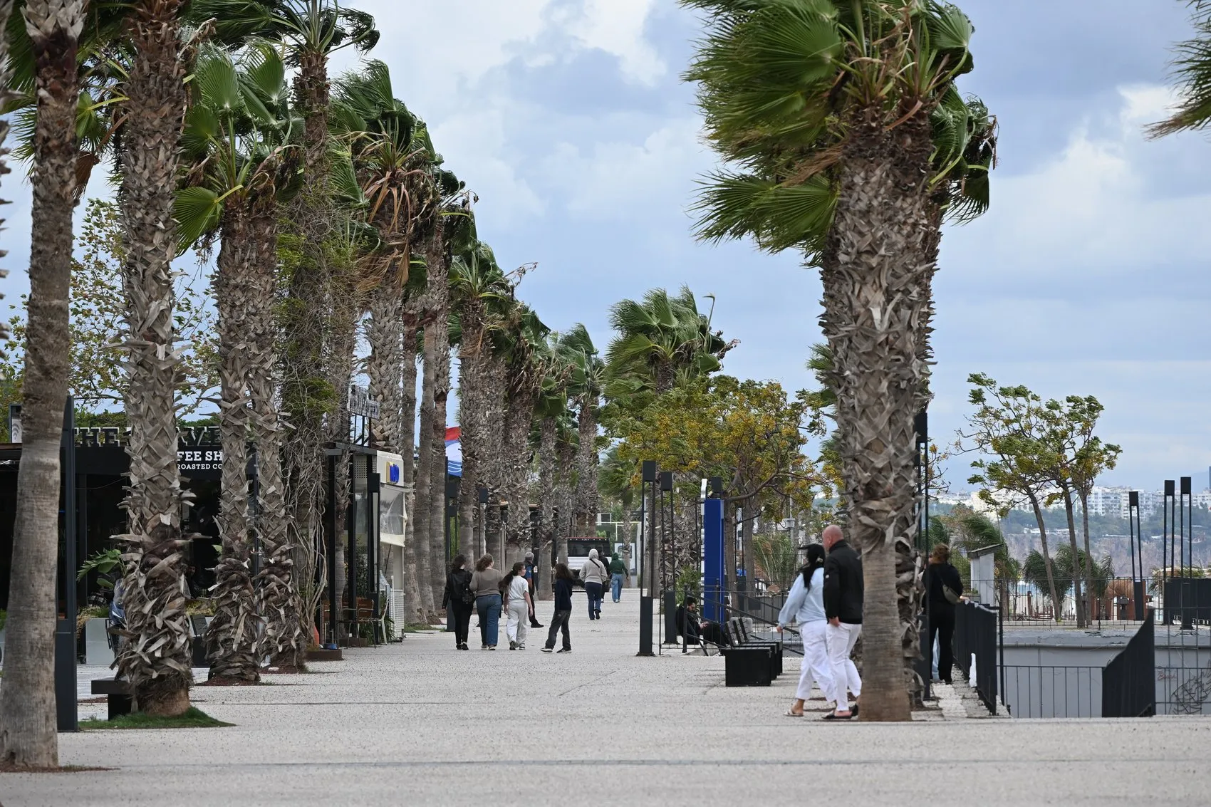 Antalya'da fırtına alarmı: Dev dalgalar kıyıları dövdü, hayatı olumsuz etkiledi