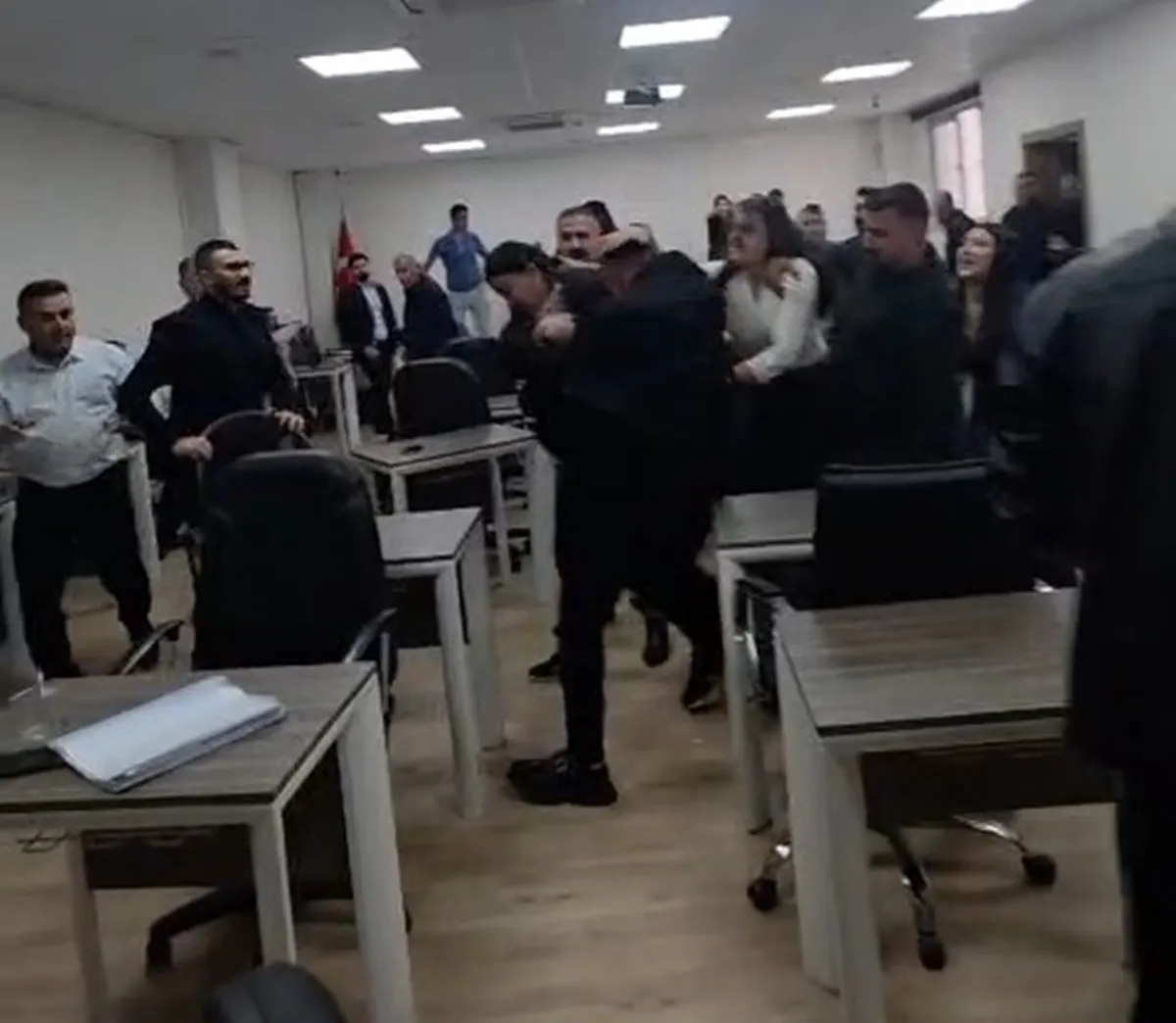 Silopi Belediye Meclisi'nde bütçe gerilimi: Toplantı salonunda yumruklar konuştu