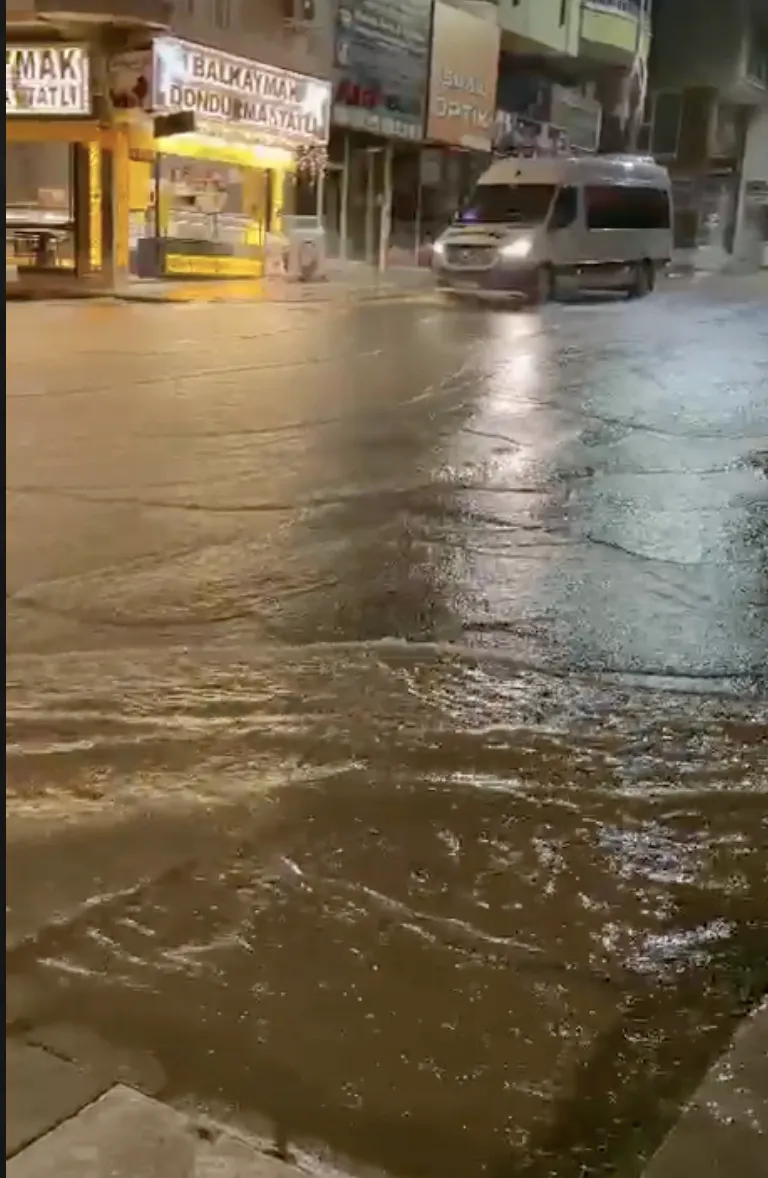 Elazığ'da gökyüzü aydınlandı, cadde ve sokaklar sular altında kaldı