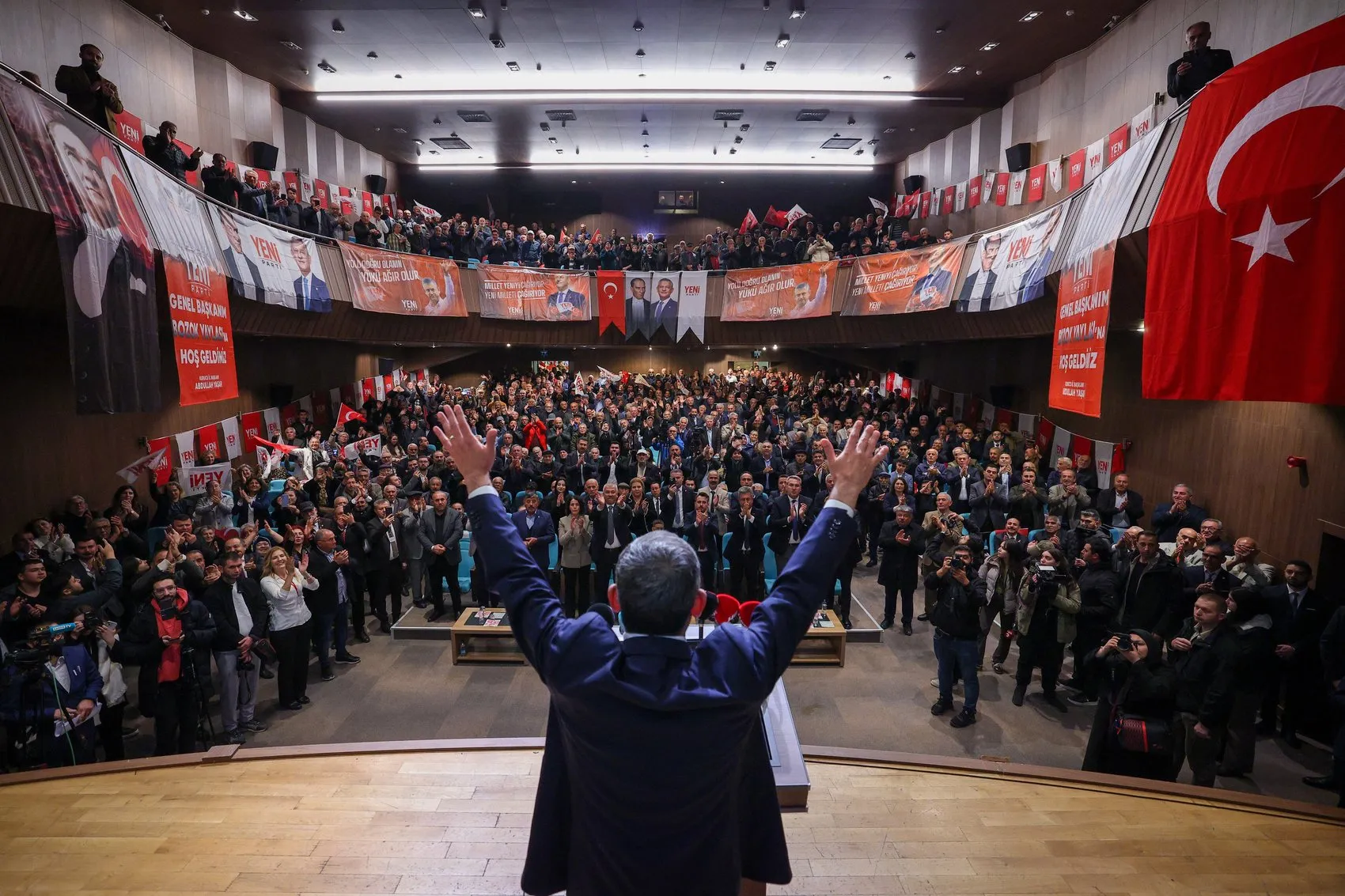 Özgür Özel'den Yozgat'ta sandık vurgusu: Kararı tek kişi değil, 2 bin 912 üye verecek