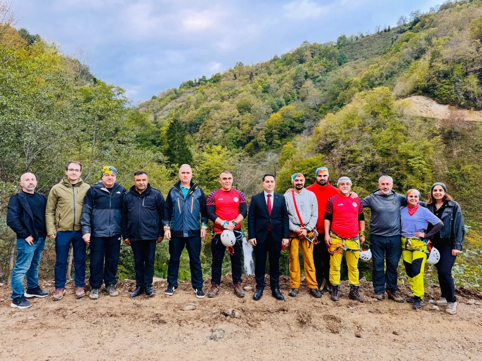 Giresun'un sarp yamaçlarında Cumhuriyet coşkusu: Şelale sularına karşı dev bayrak
