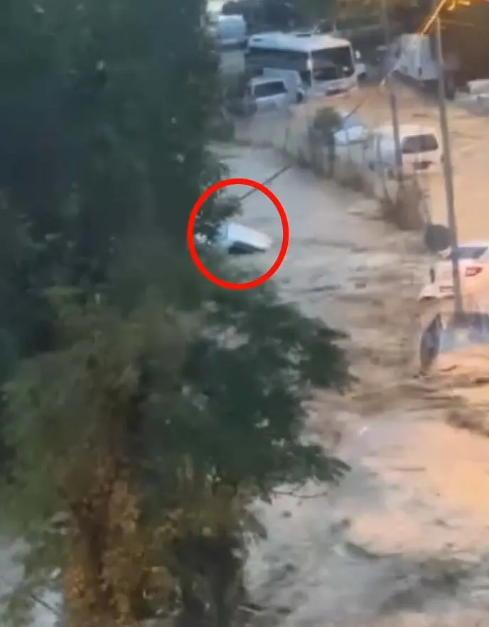 Sarıyer’deki sel felaketinde dehşet anları: Sürüklenen aracın içindeki çaresizliği kaydettiler