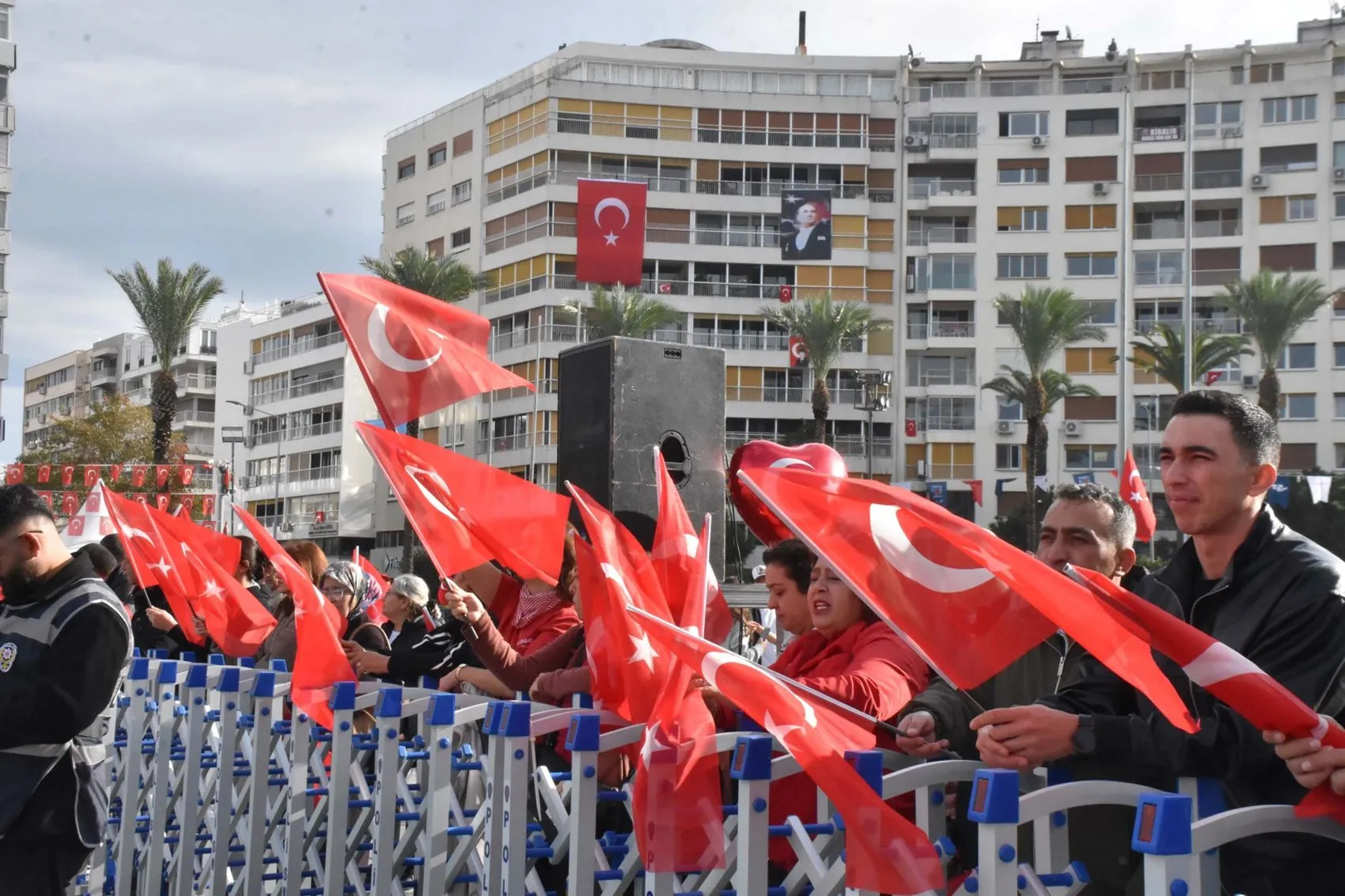 İzmir'de Cumhuriyet coşkusu: Meydanlar 103'üncü yılın gururuyla doldu taştı