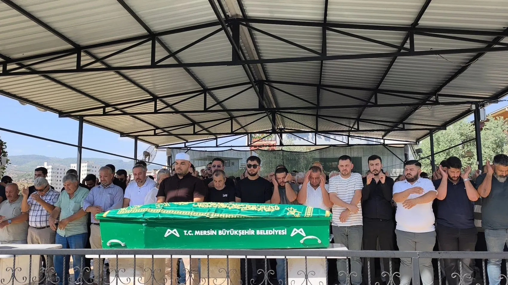 Atilla Taş'ın evlat acısı: 34 yaşındaki Sezen Taş son yolculuğuna uğurlandı