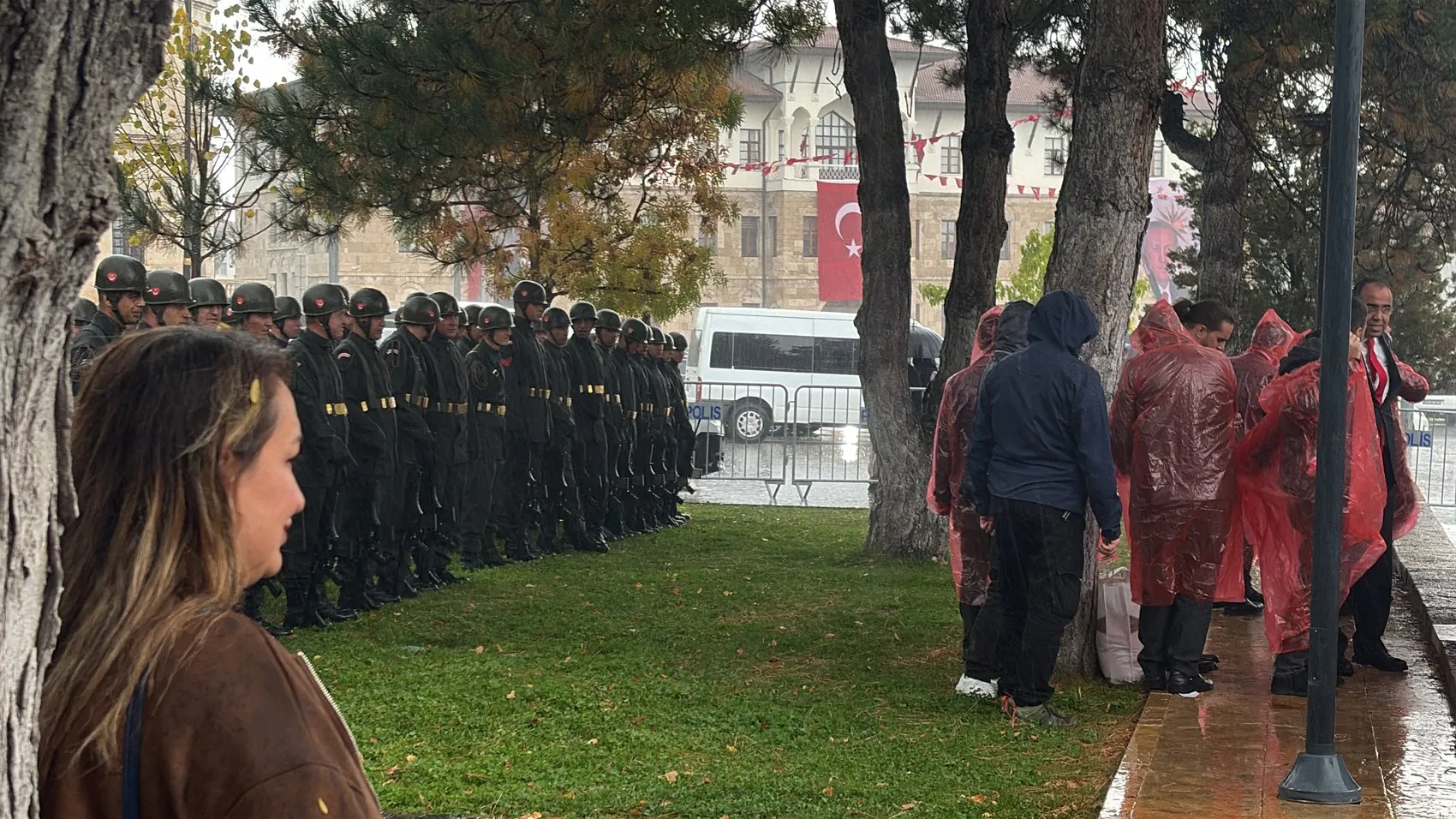 Sivas'ta Cumhuriyet coşkusuna yağmur molası: Protokol zor anlar yaşadı