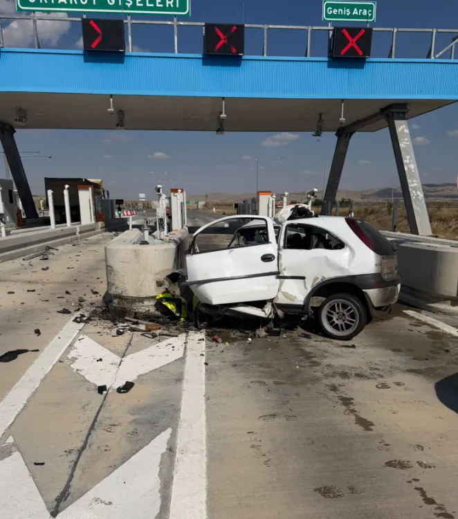 Aksaray'da otoyol gişelerinde feci kaza: Genç sürücü hayatını kaybetti