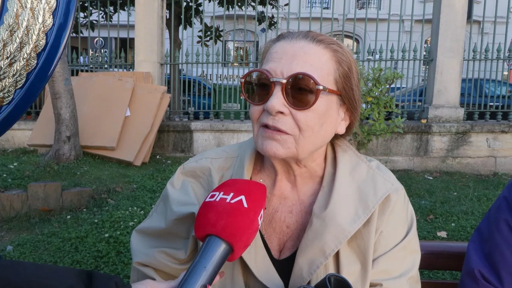 Tiyatro dünyasının koca çınarı Necla Uygur, hayat arkadaşına kavuştu