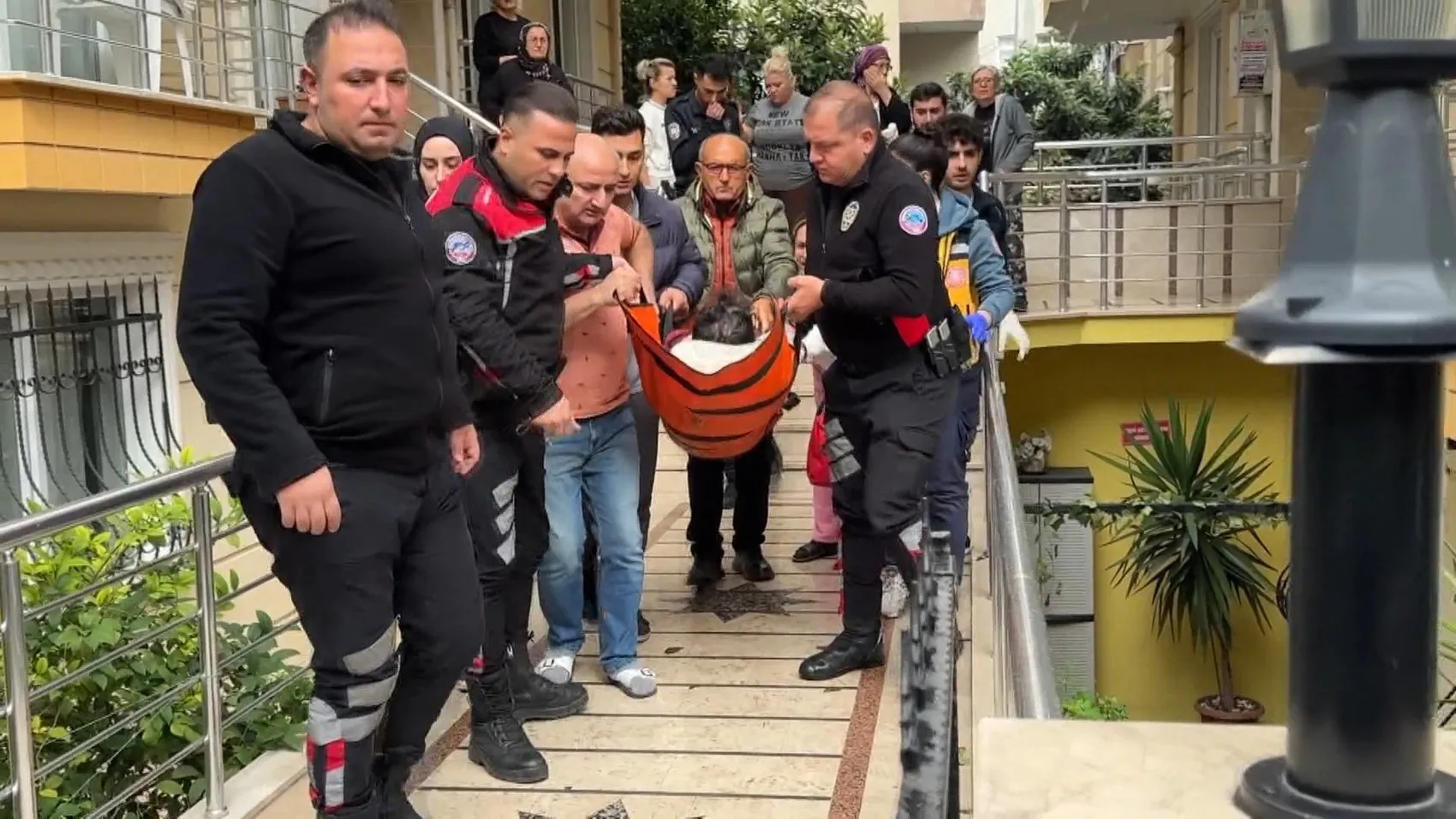 Trafikte başlayan gerilim kanlı bitti: Evinin önünde dehşeti yaşattılar