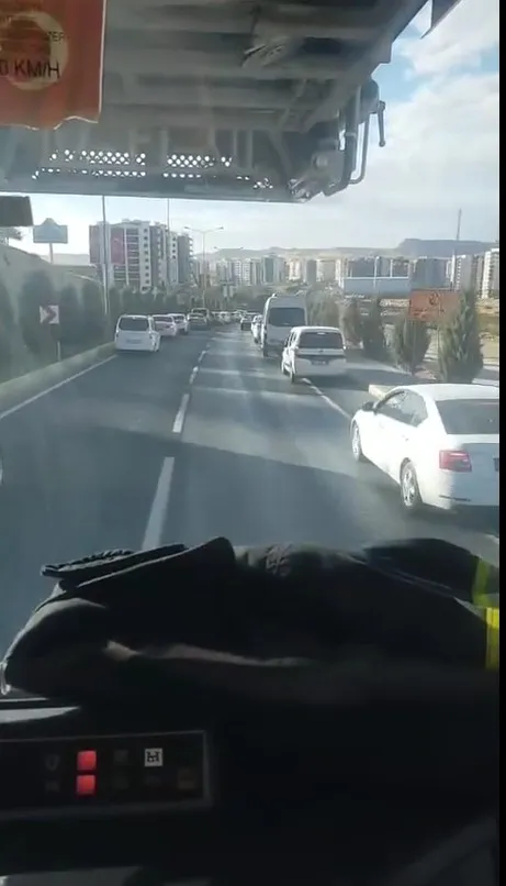 Mardin trafiğinde örnek dayanışma: İtfaiyeye yol açmak için fermuar oldular