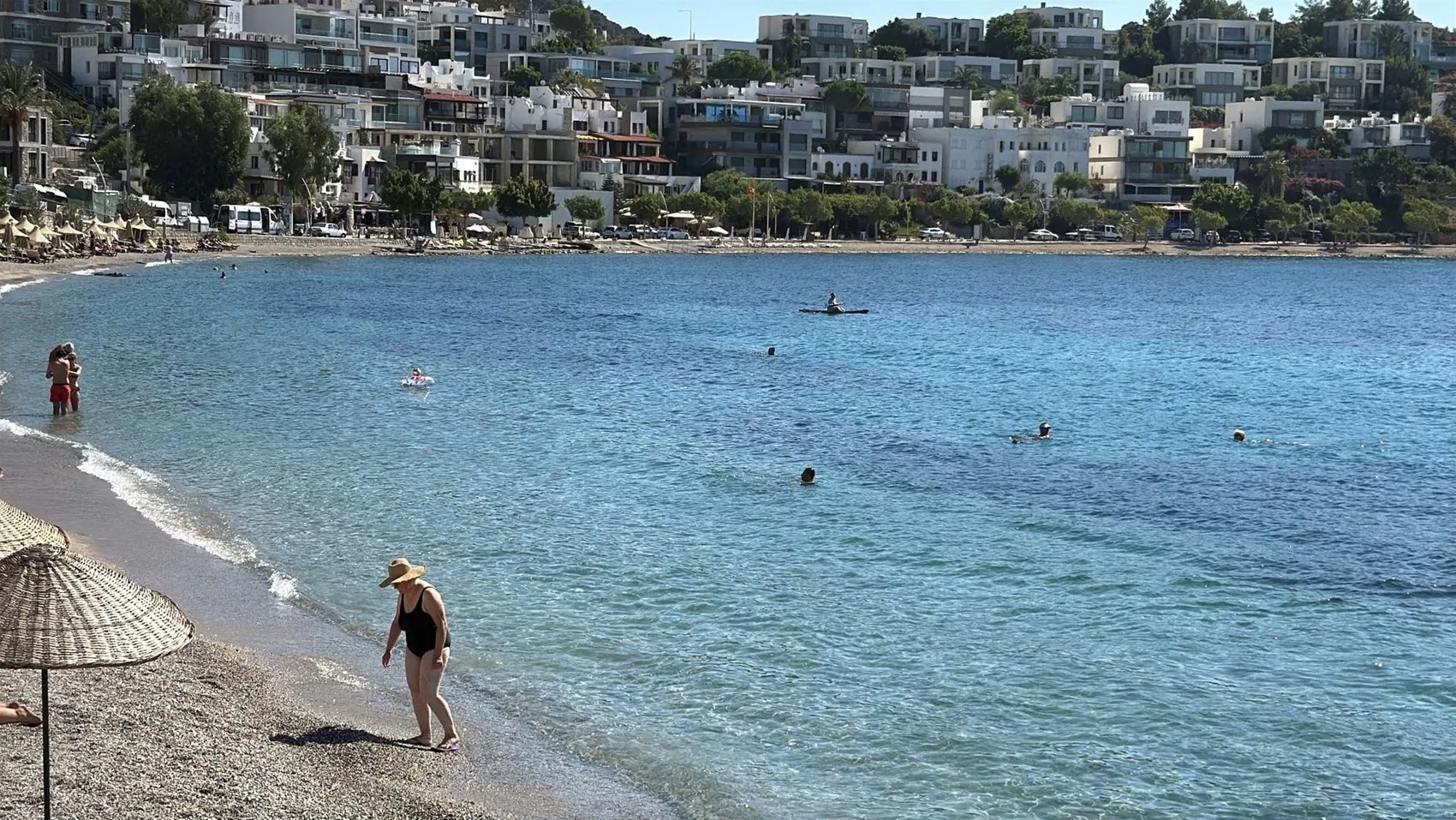 Ekim ayında Bodrum sahillerinde yazdan kalma günler: Turistler denizden çıkmıyor