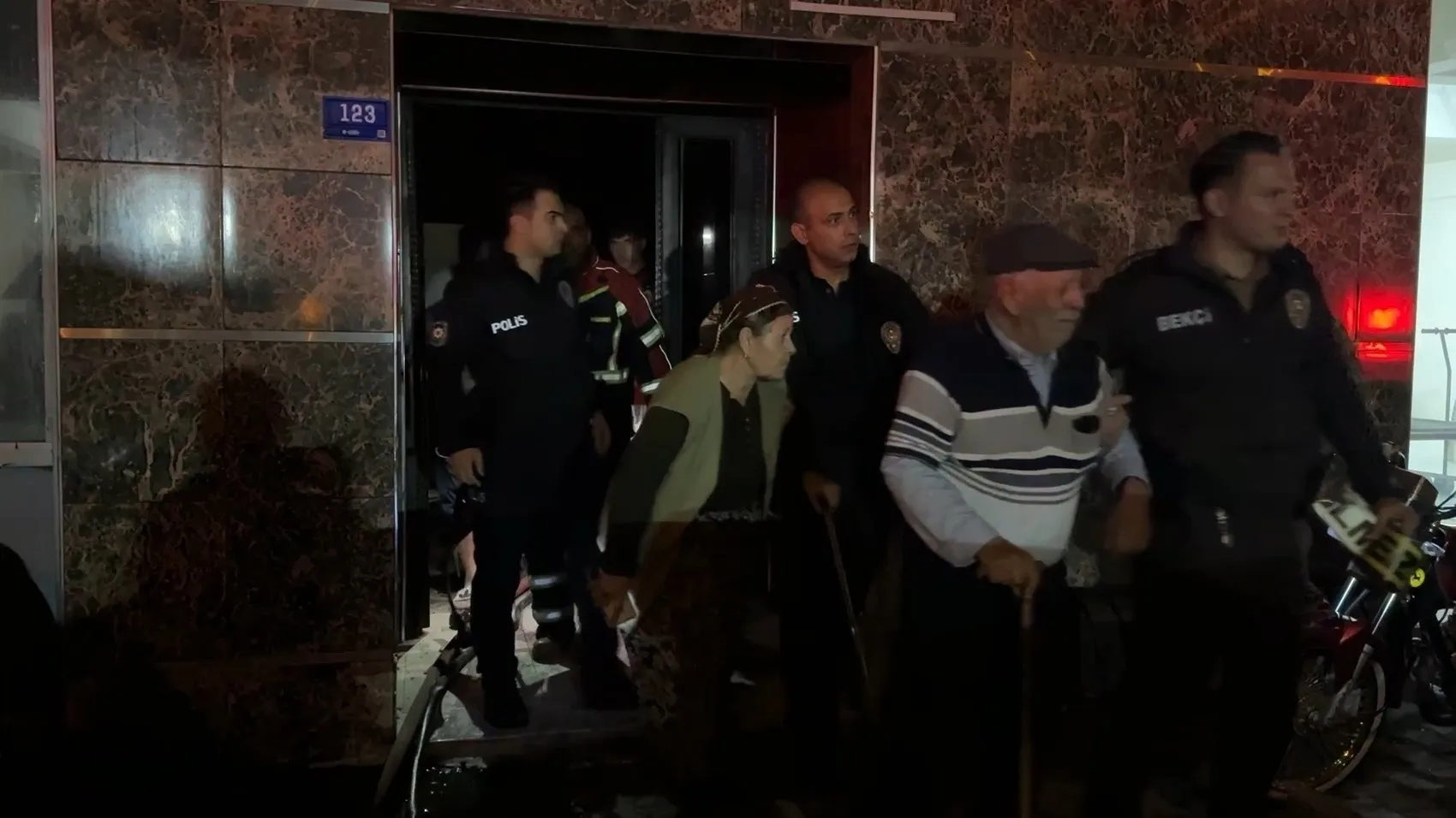 Efeler'de gece yarısı dehşeti: 9 katlı apartmanı dumanlar teslim aldı