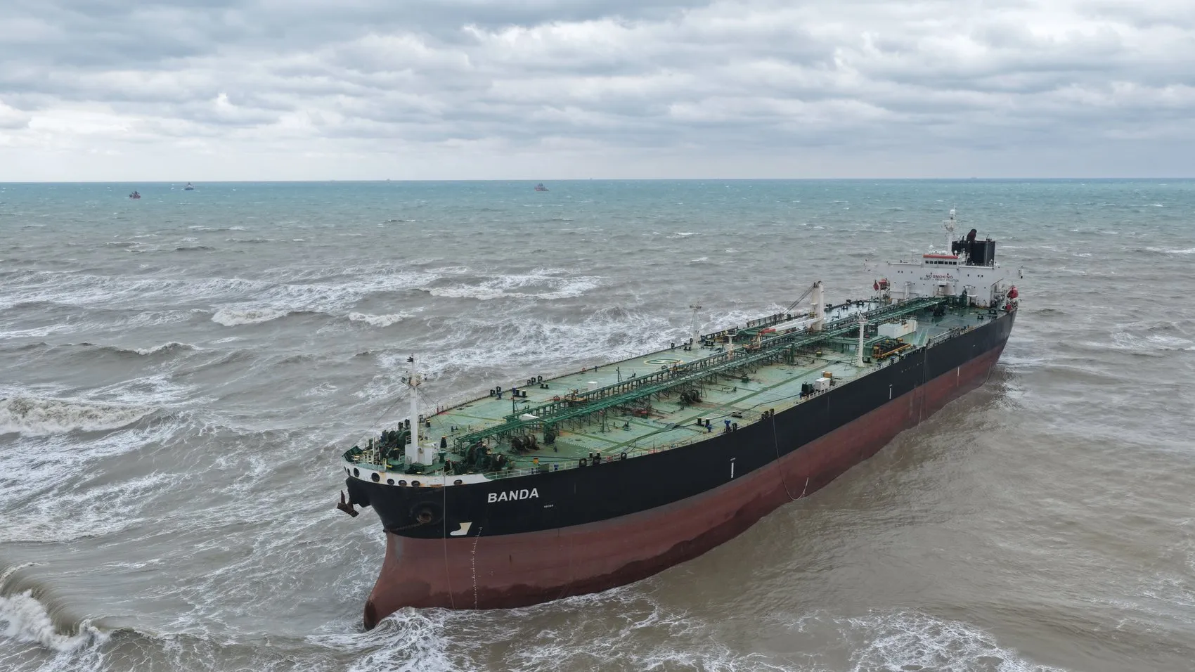 Boğaz'ın kıyısında dev tehlike: Kısırkaya'da karaya oturan dev tanker kurtarıldı