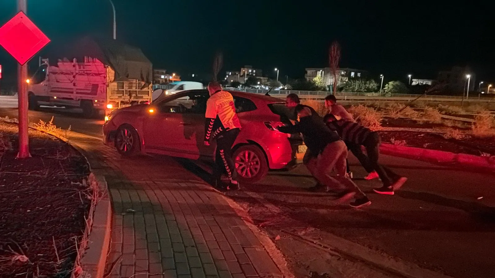 Kahta yolunda akşam saatlerinde korkutan kaza: 4 kişi hastanelik oldu