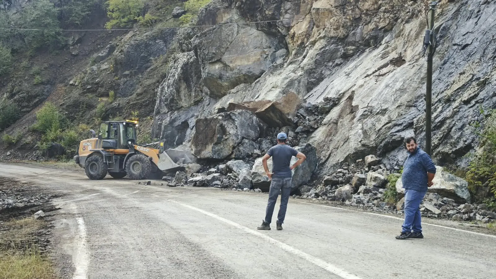 Artvin'de ulaşımı felç eden doğa olayı: Dev kaya kütleleri yolu kapattı