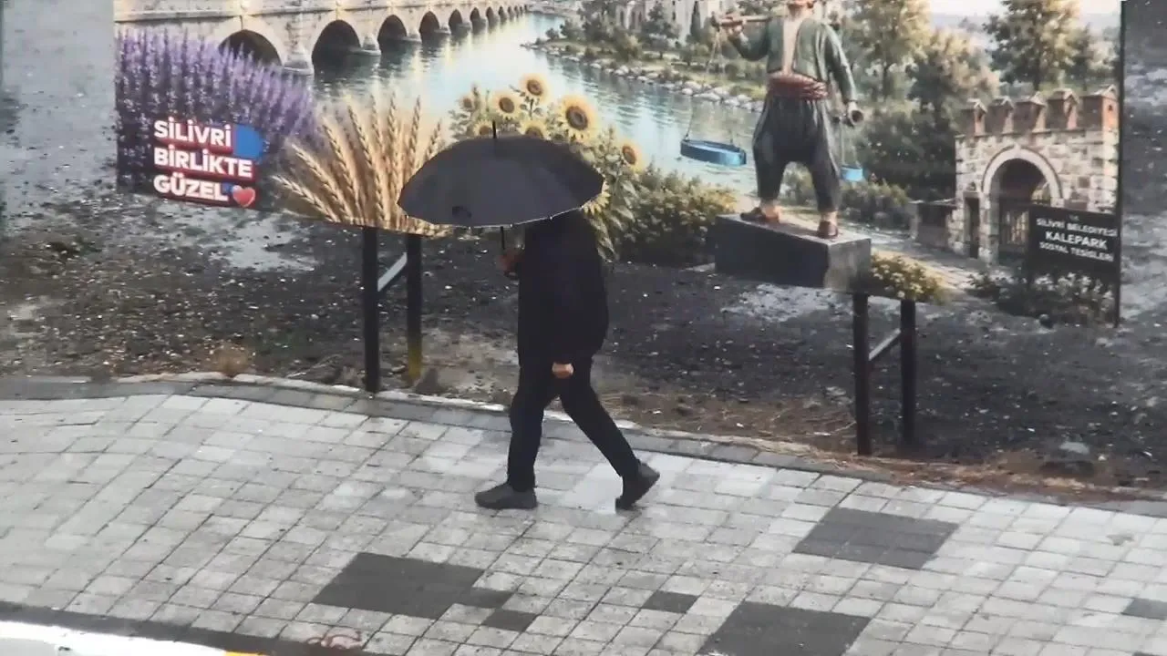 İstanbul'da yazdan kalma günler yerini aniden bastıran sağanağa bıraktı