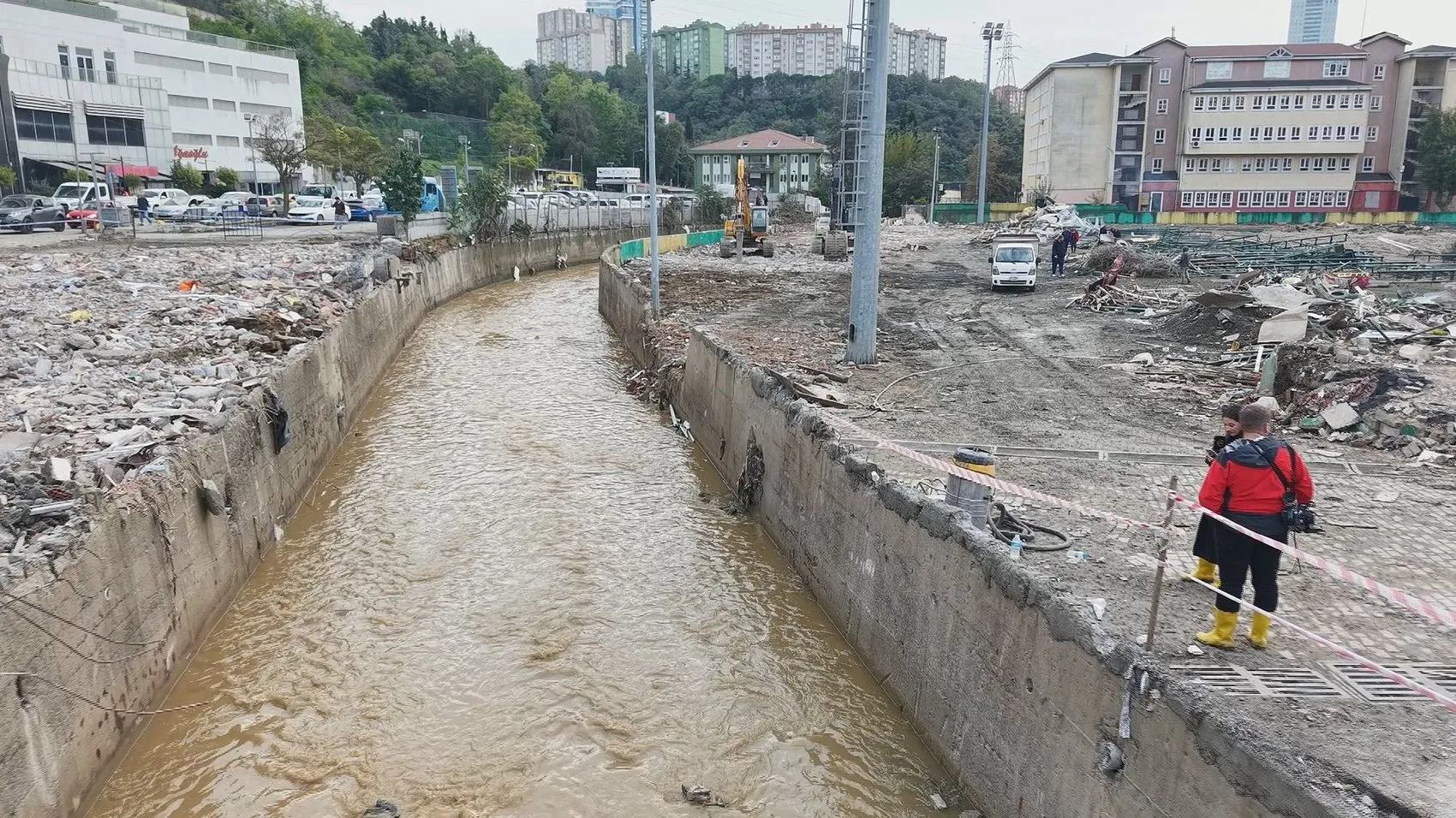Ayazağa'da selin izleri siliniyor: Yıkılan stadyumun yerinde hummalı çalışma