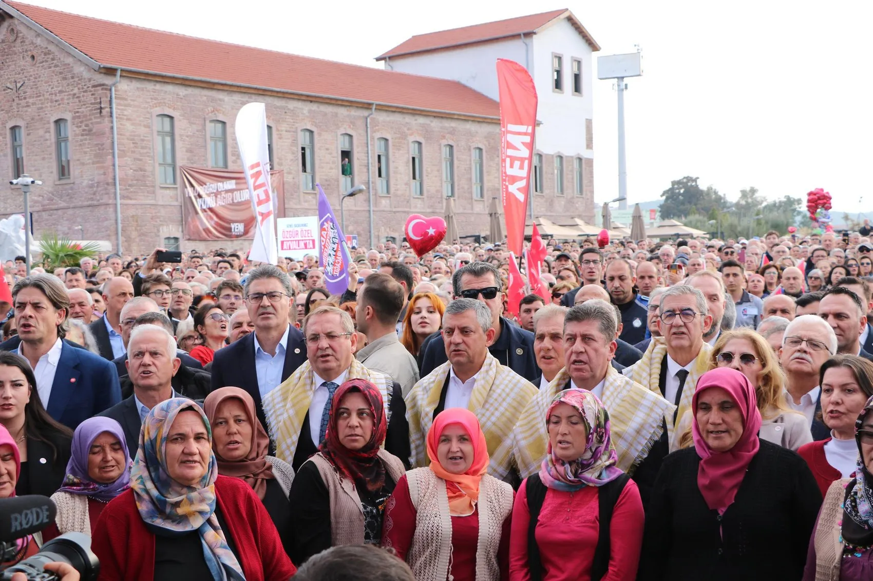 Süt parasını bağışlayan üreticinin emaneti müzede: Özgür Özel'den sandık sözü