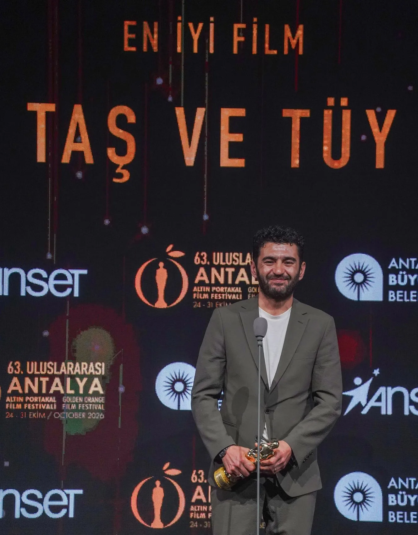 Antalya'da Altın Portakal rüzgarı: Taş ve Tüy gecenin yıldızı oldu