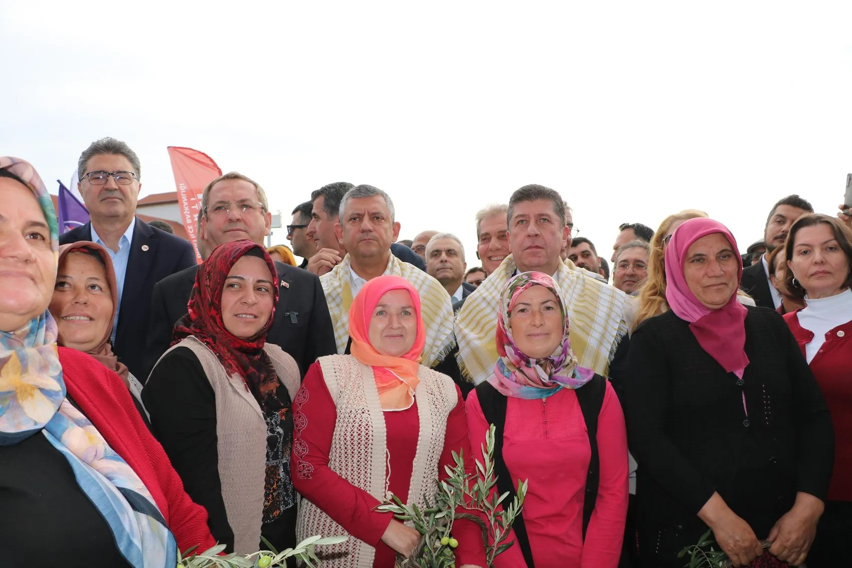 Süt parasını bağışlayan üreticinin emaneti müzede: Özgür Özel'den sandık sözü