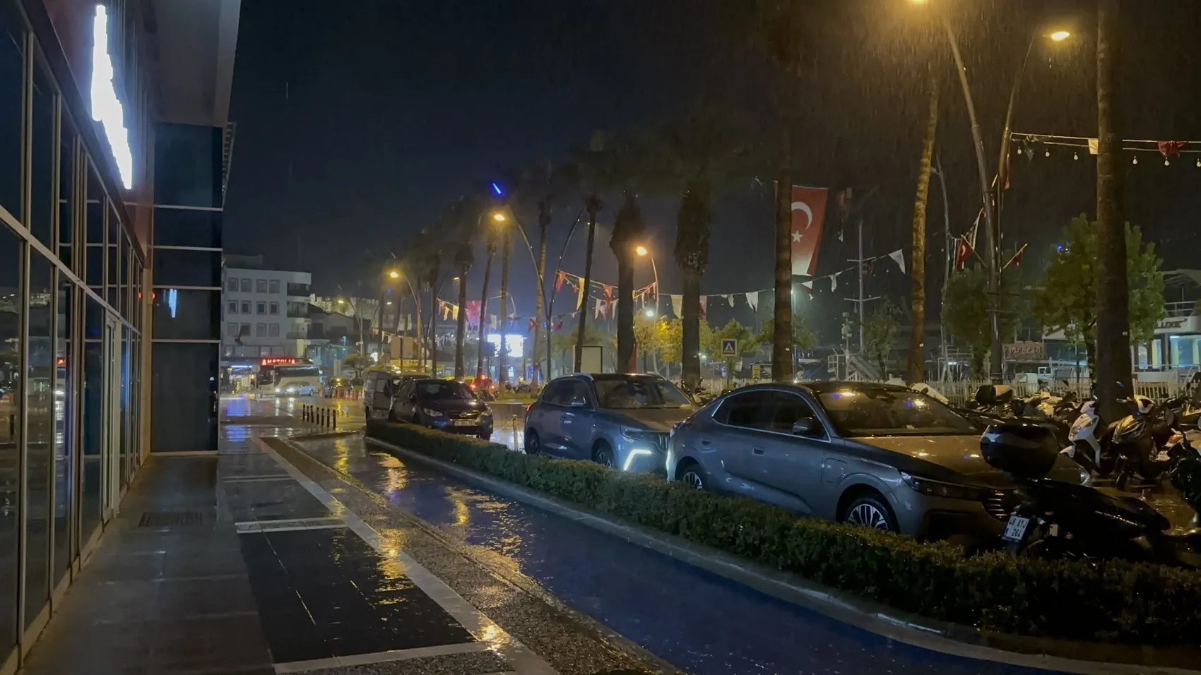 Marmaris'te akşam saatlerinde aniden bastıran sağanak hayatı felç etti