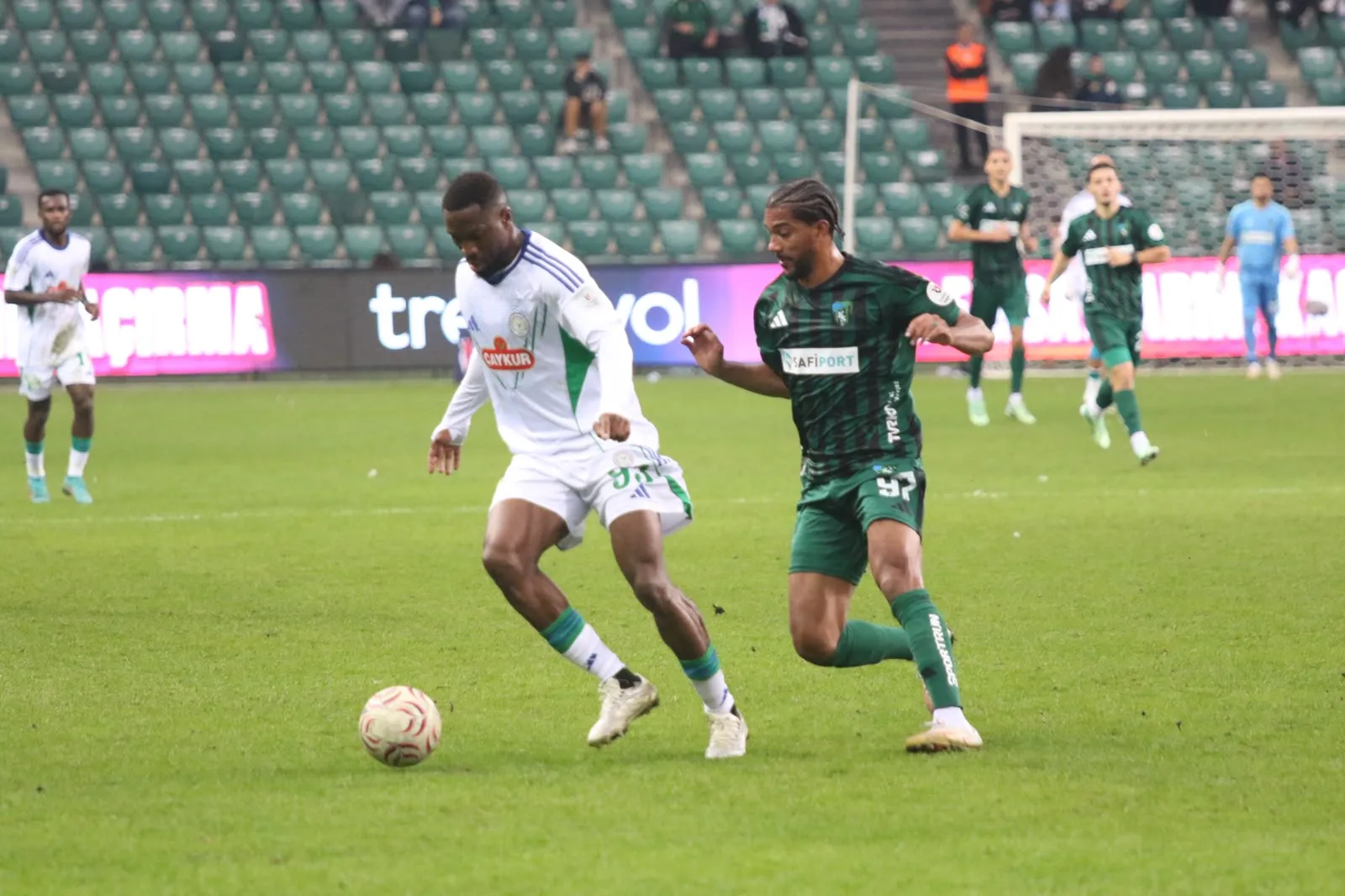 Kocaelispor ve Çaykur Rizespor Arasındaki Düğüm Çözülemedi: Kocaeli'de Gol Sesi Çıkmadı