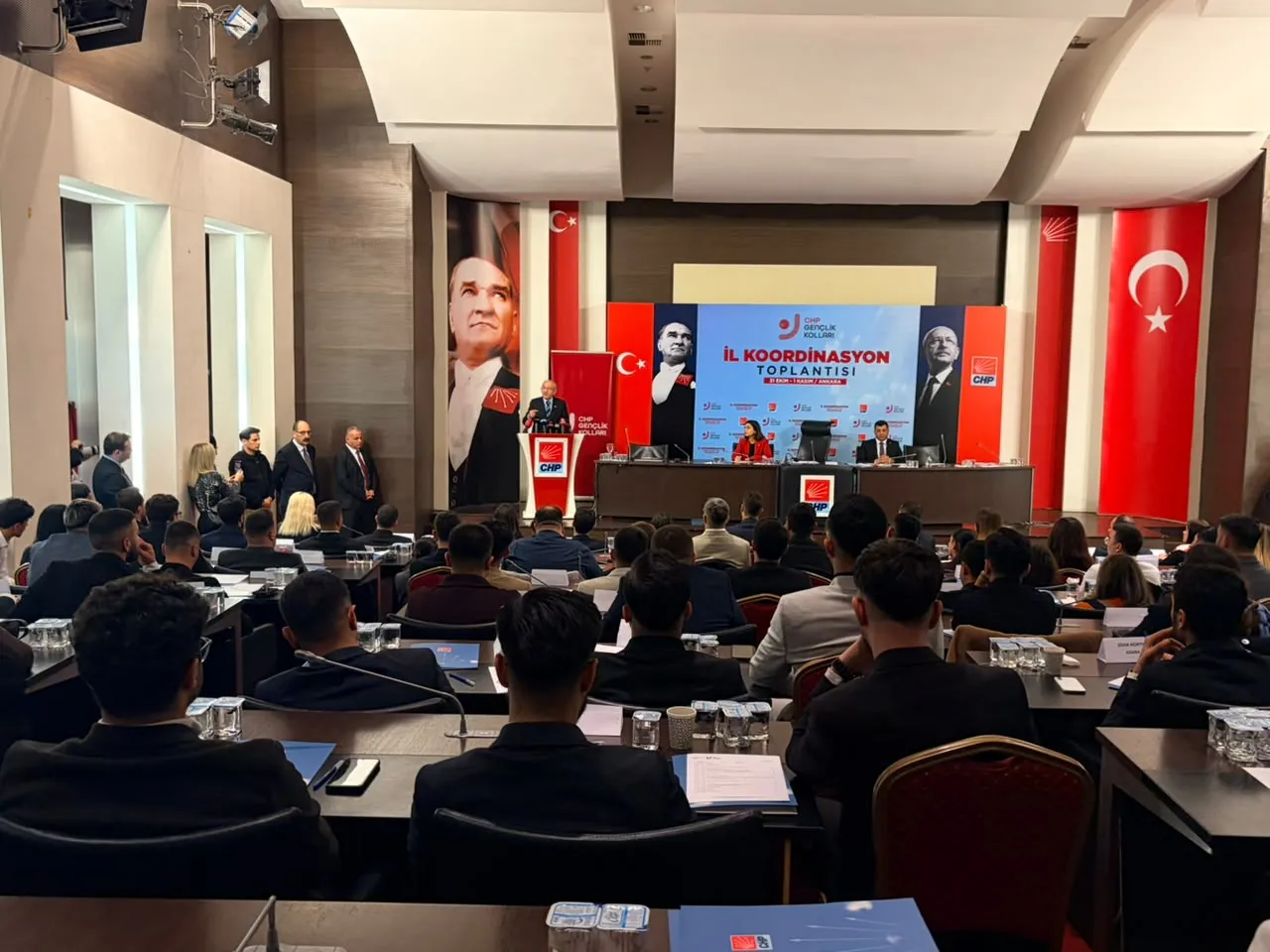 Kılıçdaroğlu'ndan gençlere çağrı: Siyasetin kirlenen yüzünü değiştireceğiz