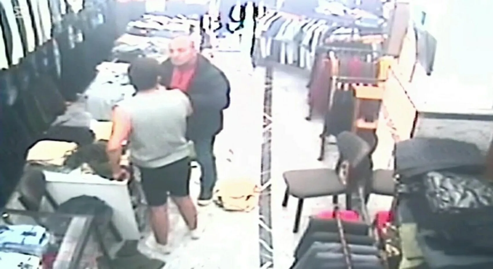 Kuşadası'nda korku dolu anlar: Bıçaklı genci babasının şefkati durdurdu