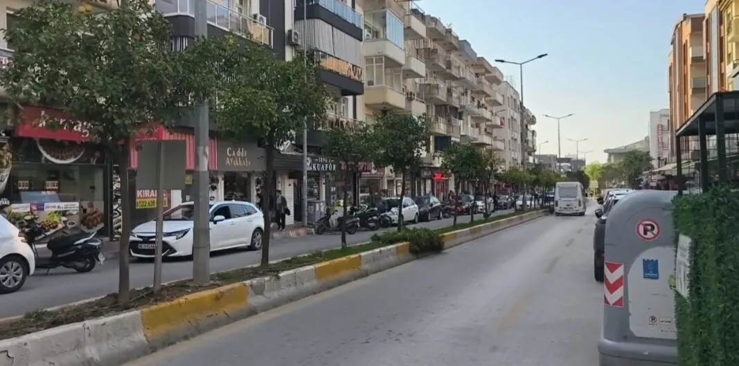 Kuşadası'nda korku dolu anlar: Bıçaklı genci babasının şefkati durdurdu