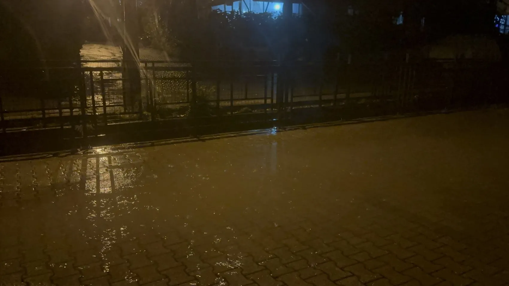 Marmaris'te akşam saatlerinde aniden bastıran sağanak hayatı felç etti