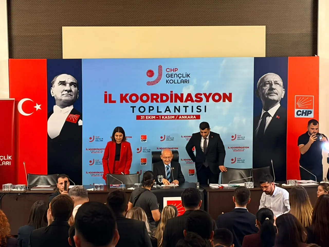 Kılıçdaroğlu'ndan gençlere çağrı: Siyasetin kirlenen yüzünü değiştireceğiz
