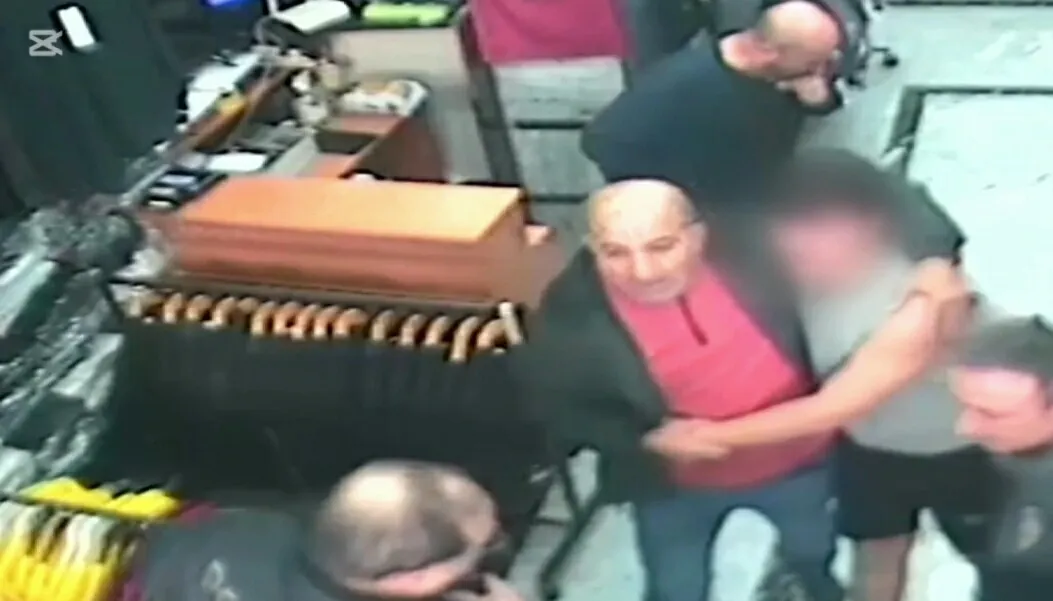 Kuşadası'nda korku dolu anlar: Bıçaklı genci babasının şefkati durdurdu