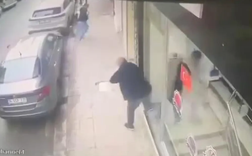 Zeytinburnu'nda dehşet anları: Haraç isteyen saldırganı kendi silahıyla vurdu