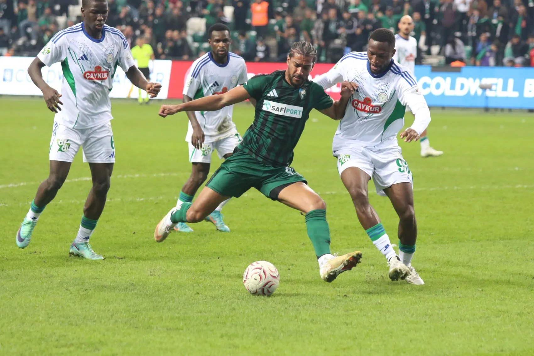 Kocaelispor ve Çaykur Rizespor Arasındaki Düğüm Çözülemedi: Kocaeli'de Gol Sesi Çıkmadı