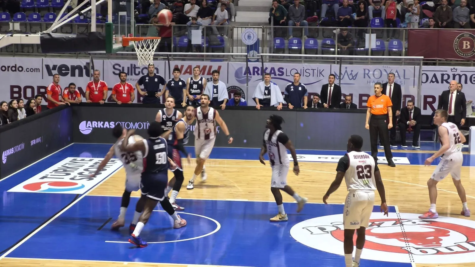 Bandırma'da basketbol şöleni: Bordo evinde rakibine geçit vermedi