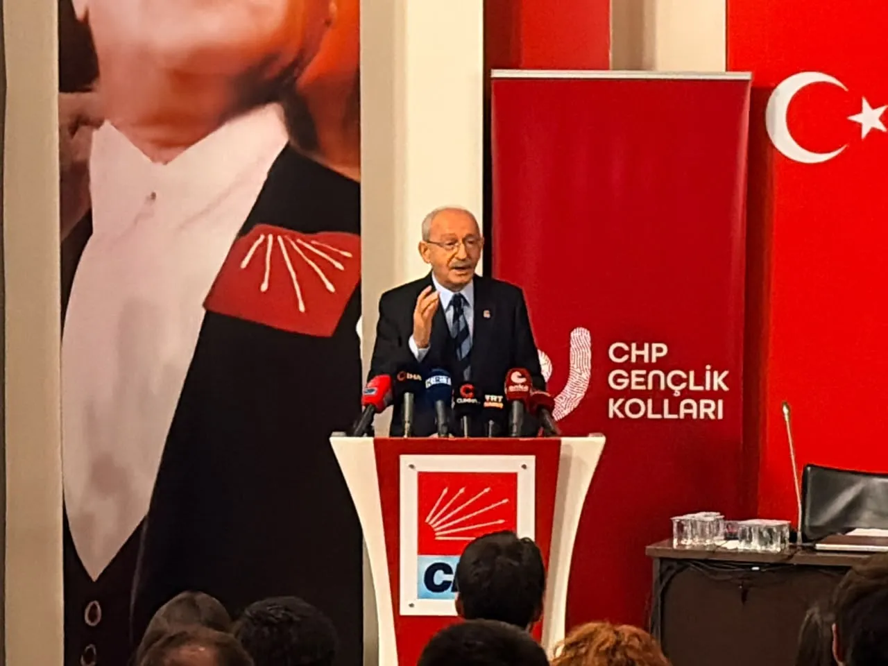 Kılıçdaroğlu'ndan gençlere çağrı: Siyasetin kirlenen yüzünü değiştireceğiz